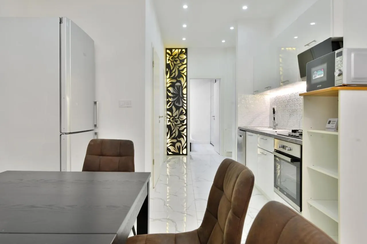 Central Apartment On Kis Diofa/2 contacts